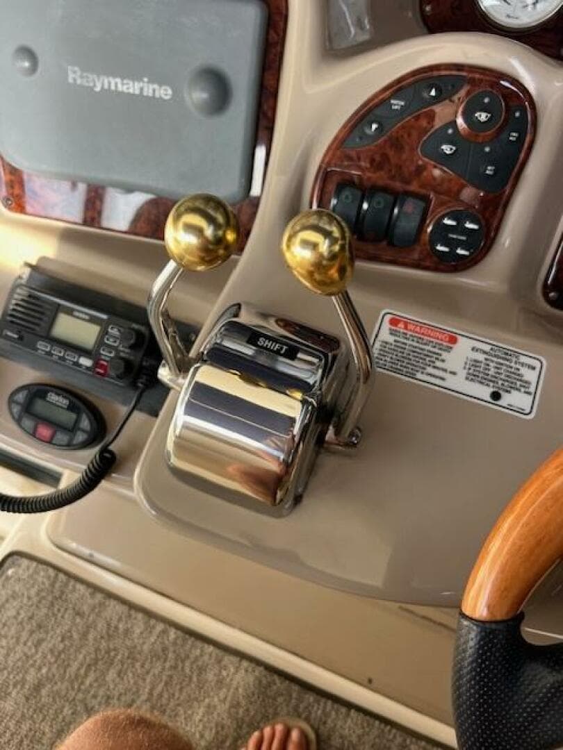 2005 Sea Ray 320 Sundancer — photo 18