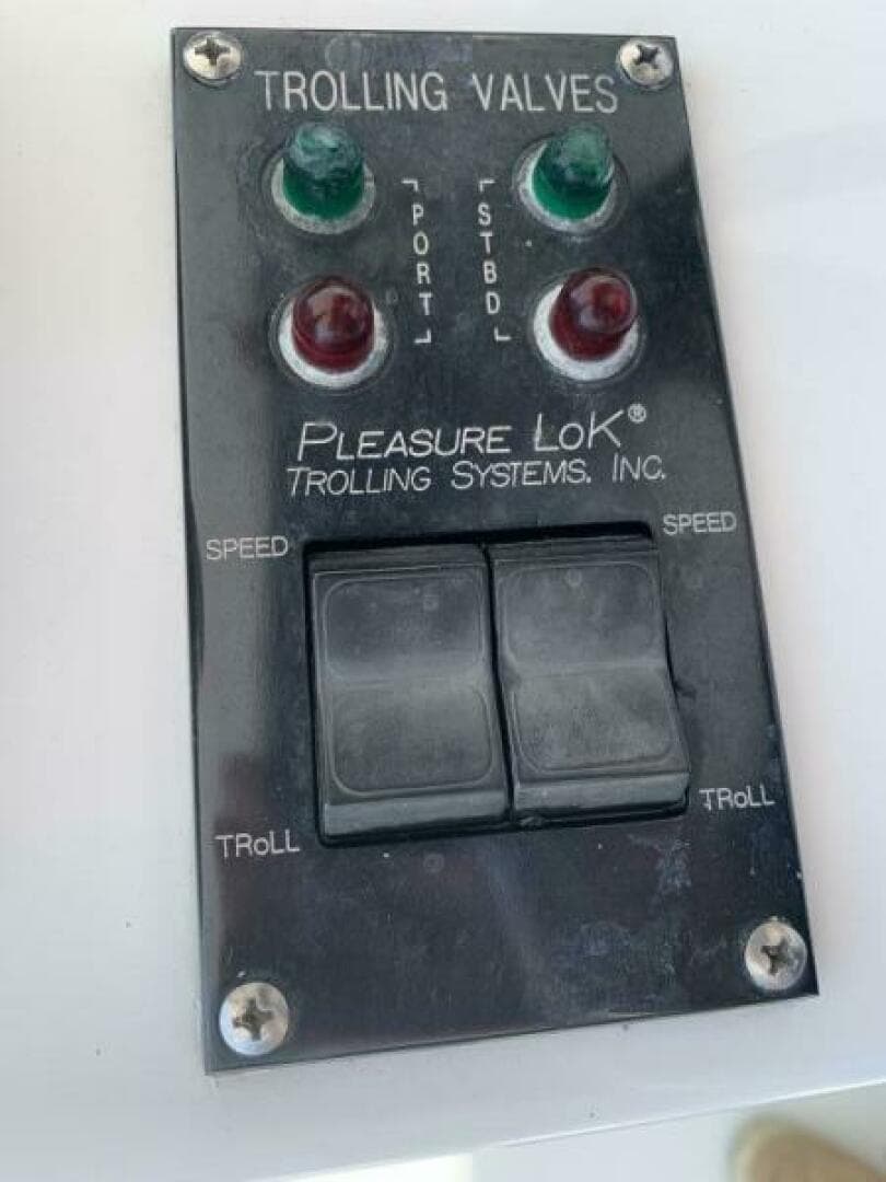 2000 Viking 50 Convertible Sportfish — photo 45