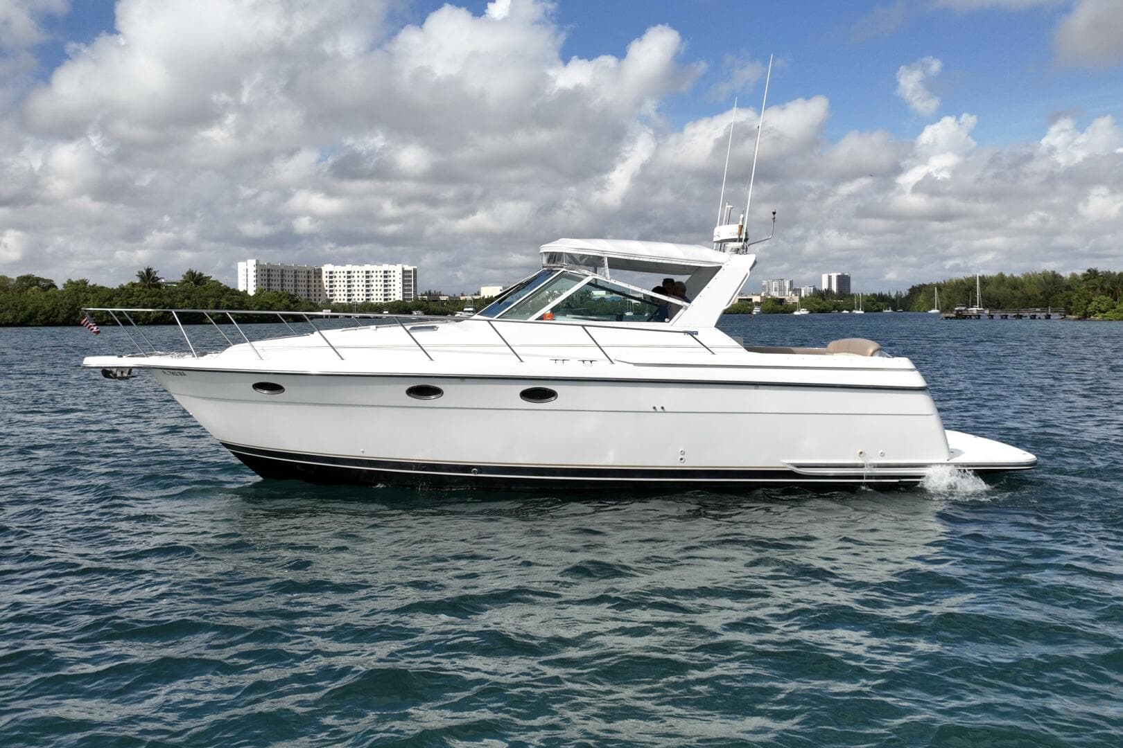 2000 Tiara Yachts 3500 Express — photo 2