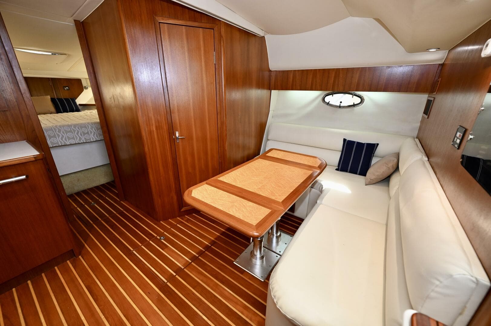 2000 Tiara Yachts 3500 Express — photo 17