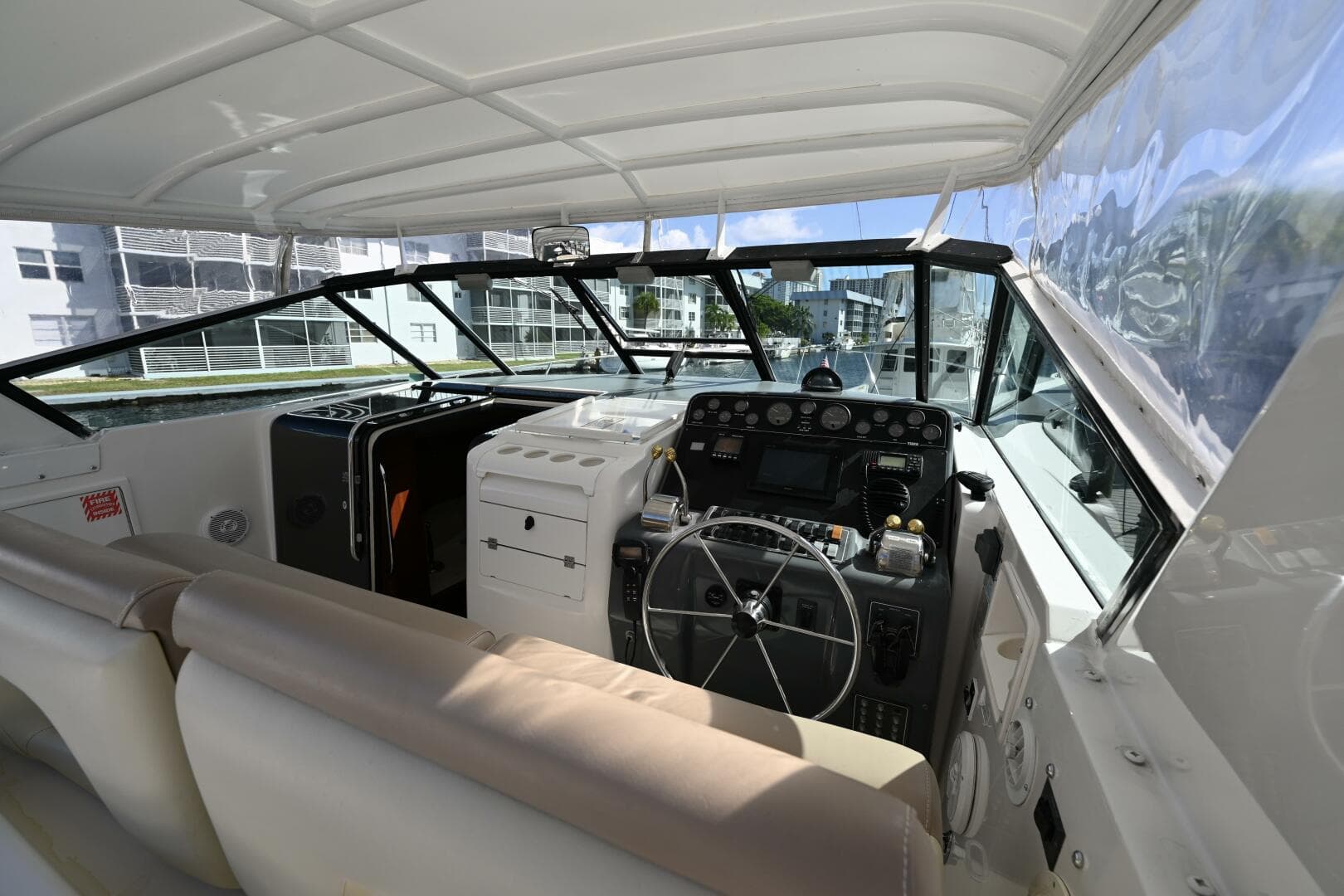 2000 Tiara Yachts 3500 Express — photo 10