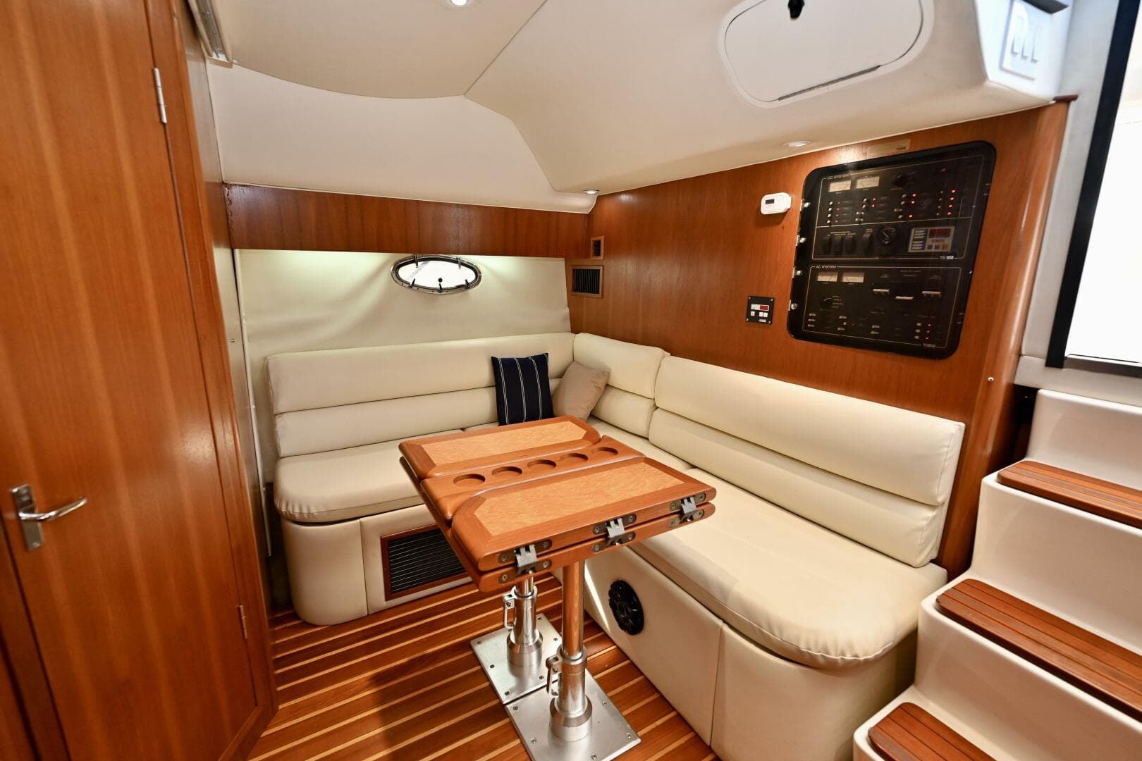 2000 Tiara Yachts 3500 Express — photo 15