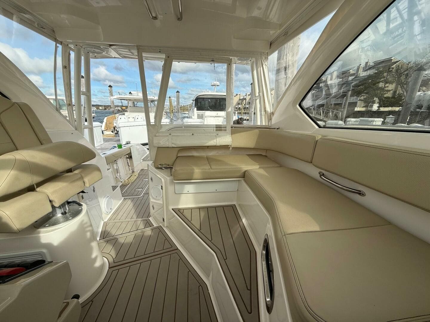 2017 Pursuit OS 325 Offshore — photo 19