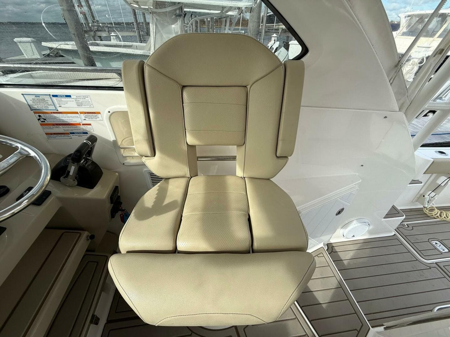 2017 Pursuit OS 325 Offshore — photo 18