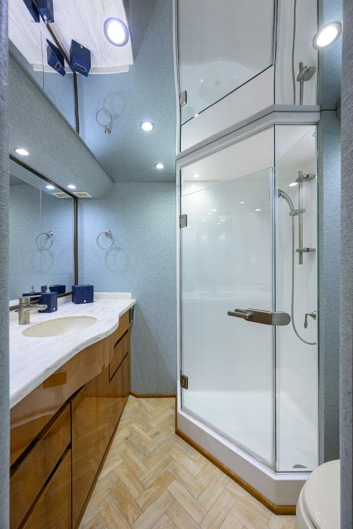 2014 Viking Enclosed Bridge — photo 27