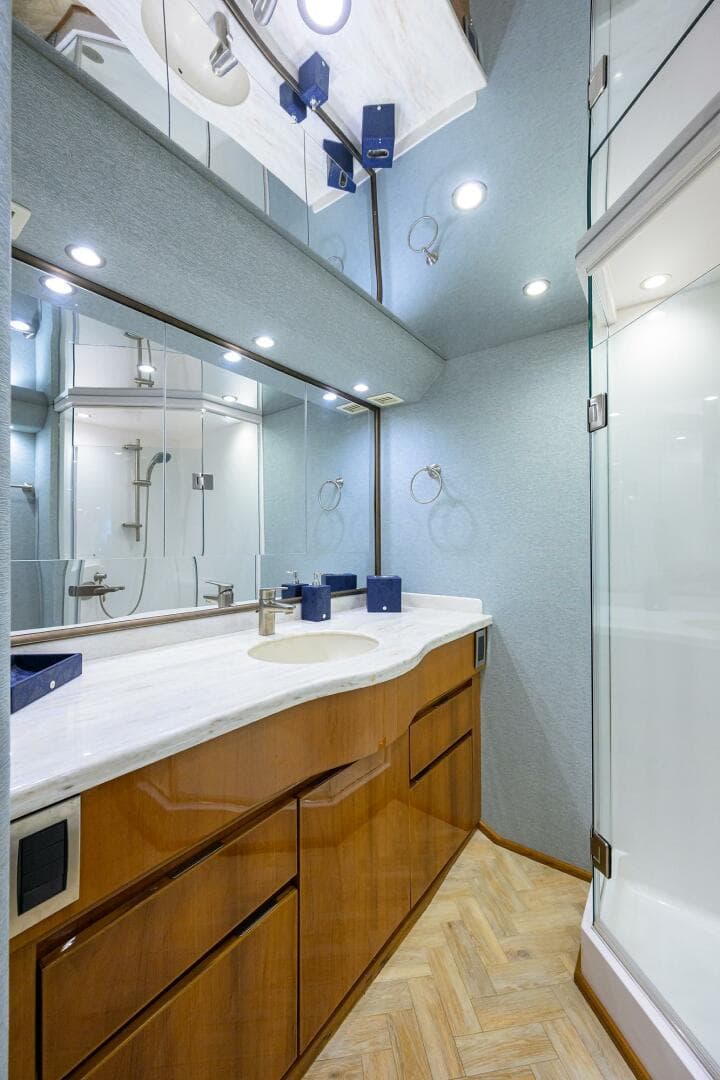 2014 Viking Enclosed Bridge — photo 28