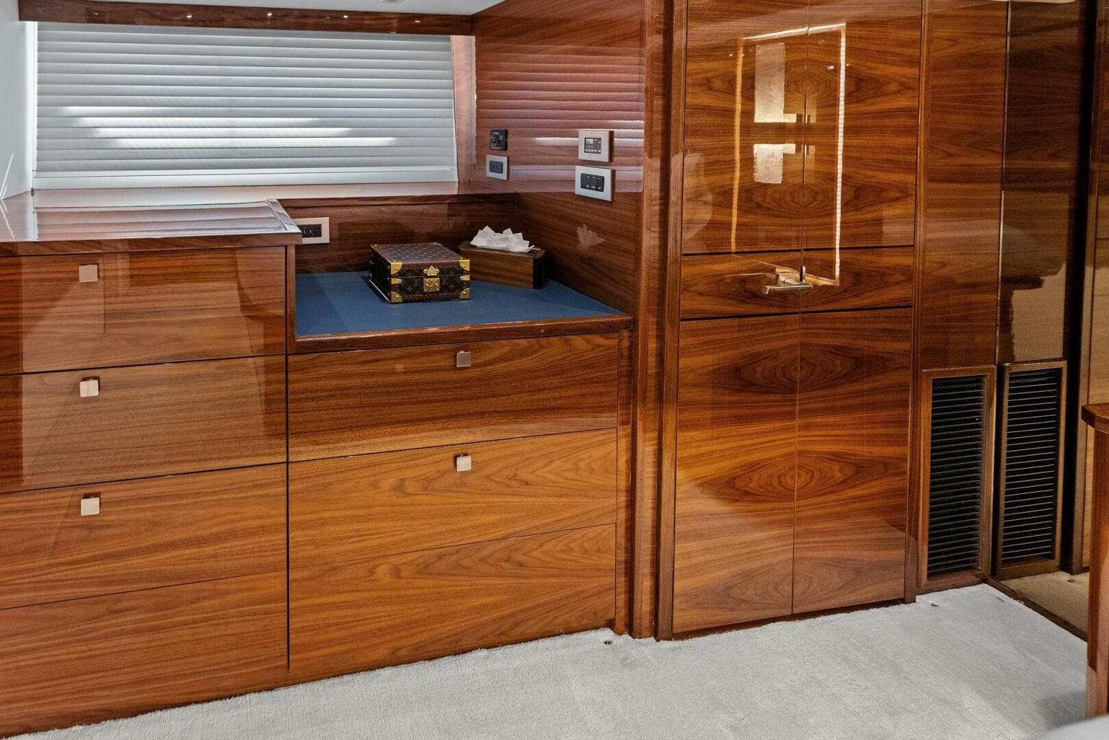 2026 Viking 82 Convertible — photo 45