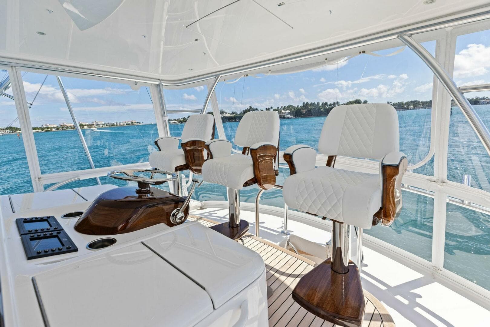 2026 Viking 82 Convertible — photo 3