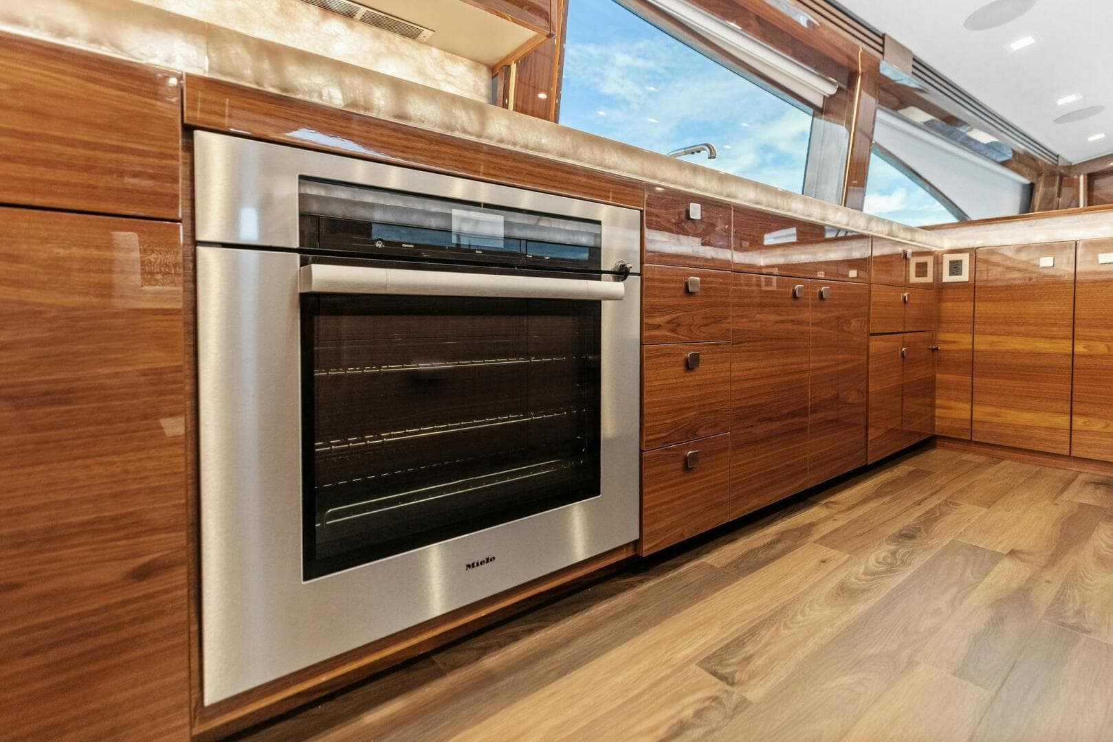 2026 Viking 82 Convertible — photo 20