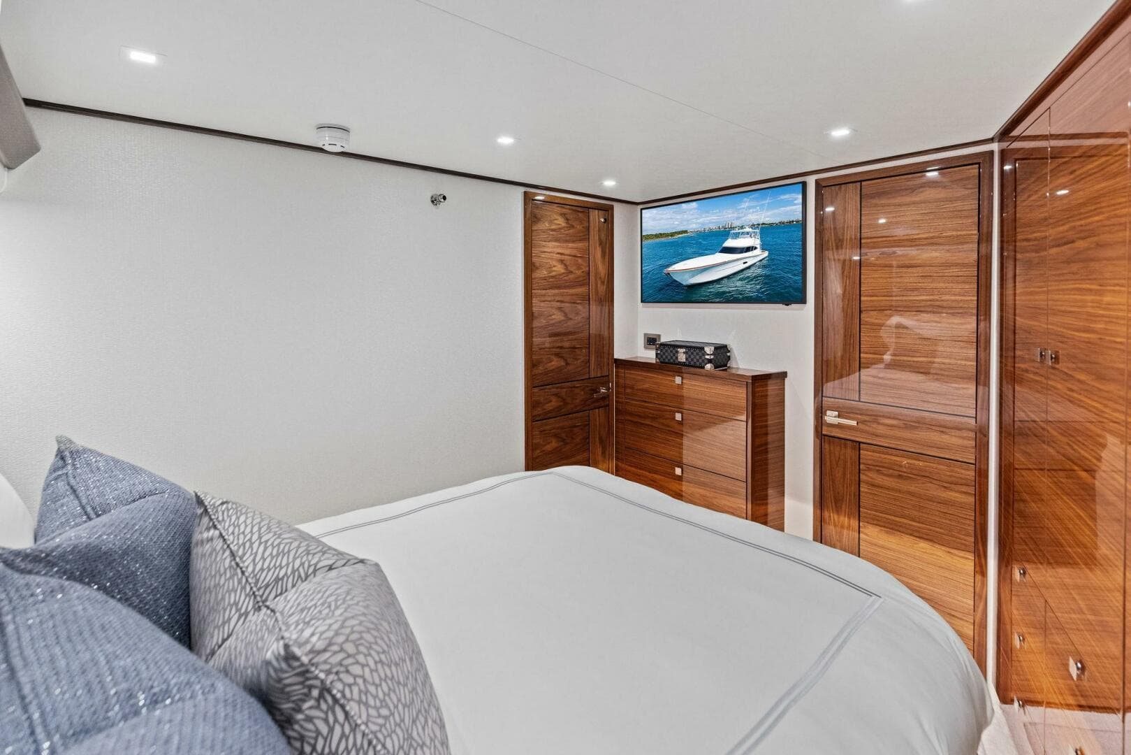 2026 Viking 82 Convertible — photo 57