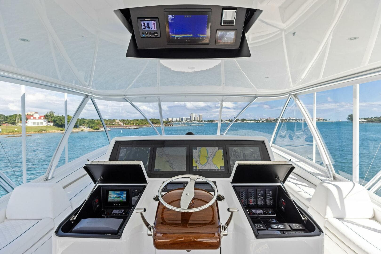 2026 Viking 82 Convertible — photo 4