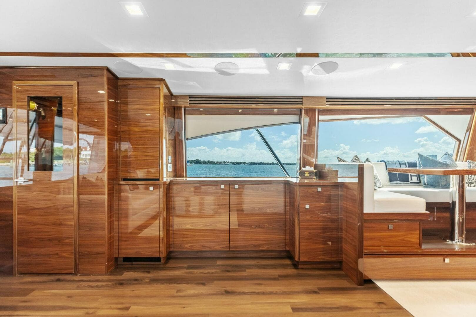 2026 Viking 82 Convertible — photo 14