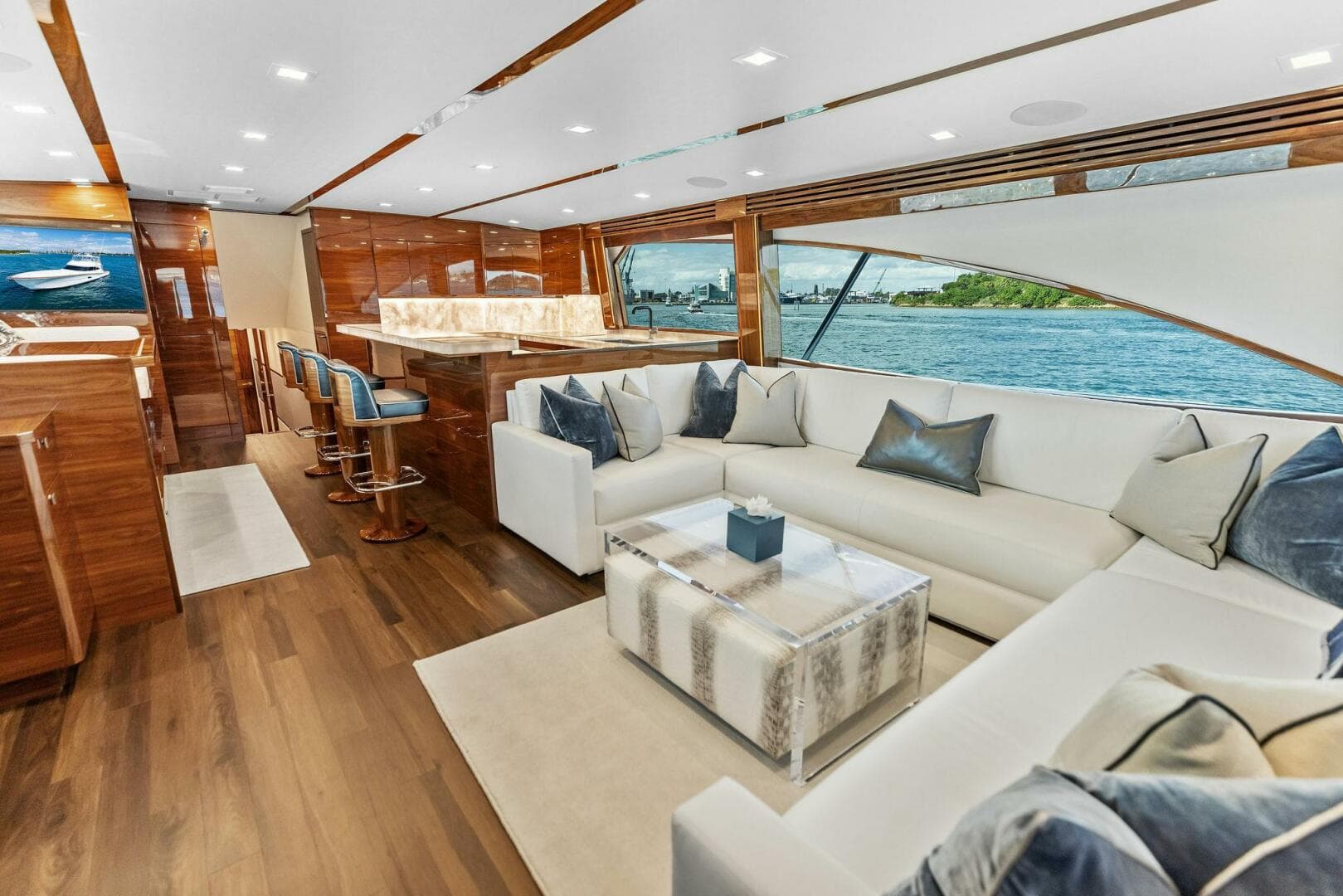 2026 Viking 82 Convertible — photo 7