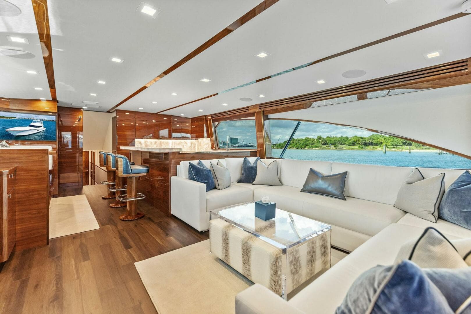 2026 Viking 82 Convertible — photo 8