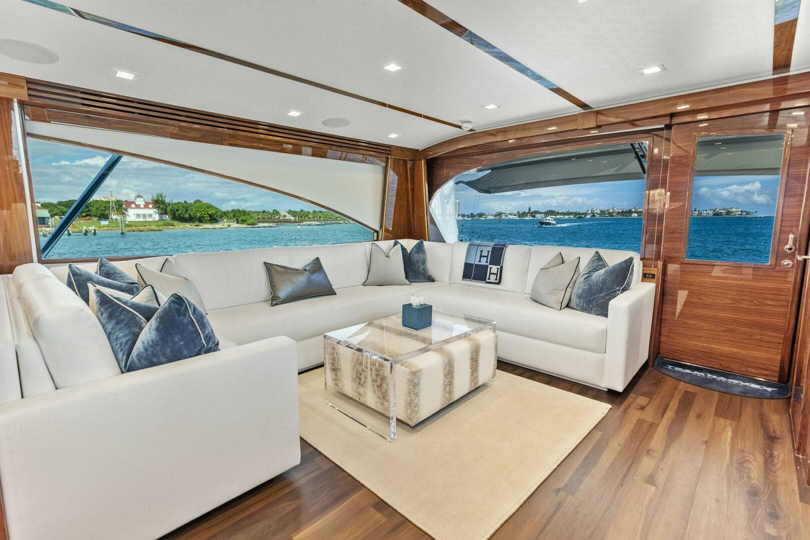 2026 Viking 82 Convertible — photo 6