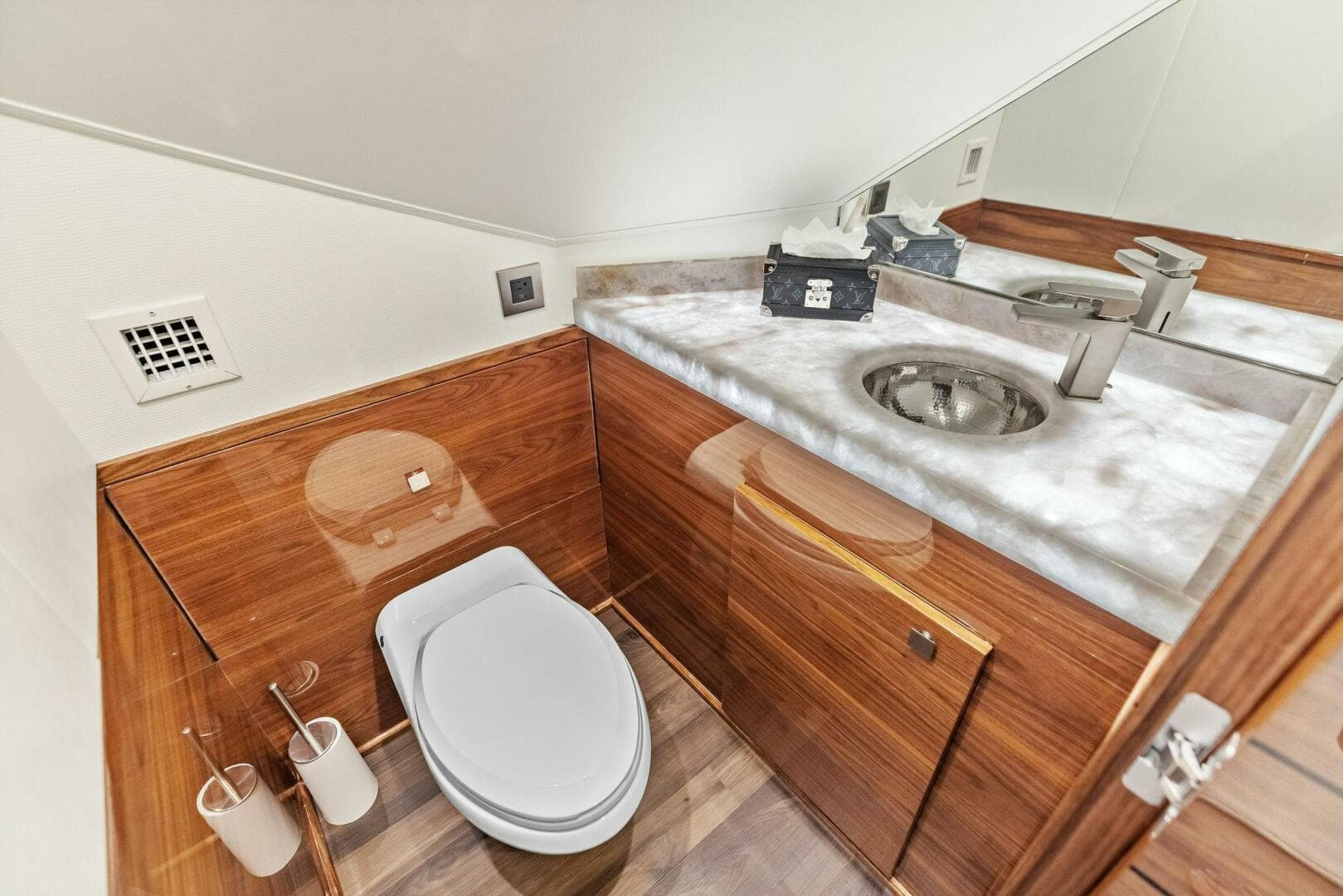 2026 Viking 82 Convertible — photo 30