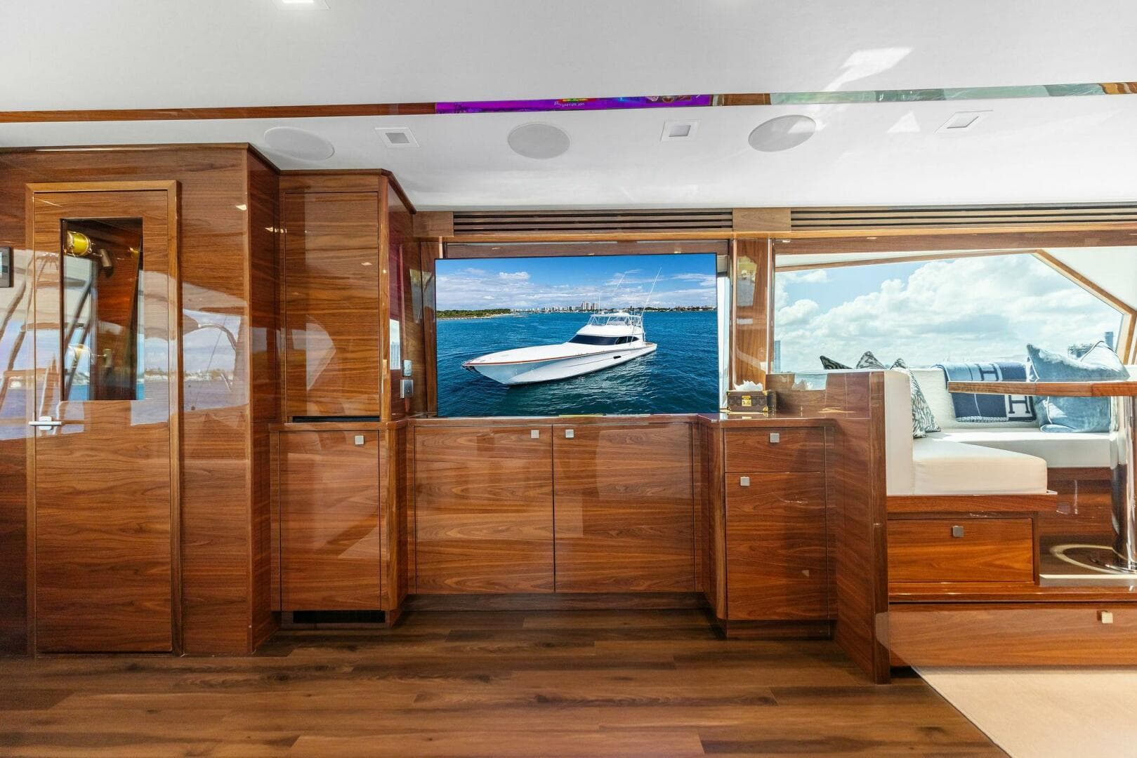 2026 Viking 82 Convertible — photo 13