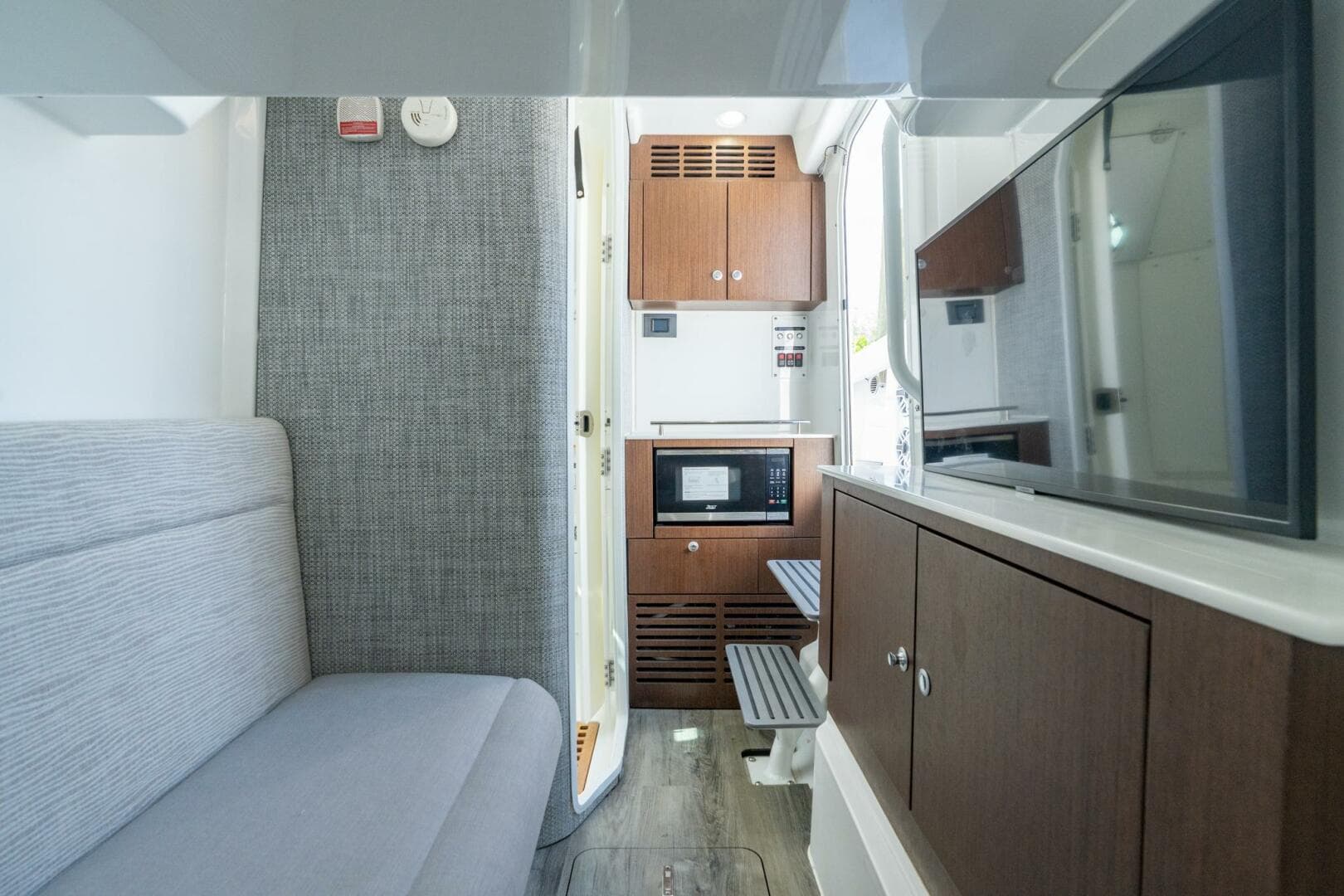 2025 Everglades 375 Center Console — photo 26