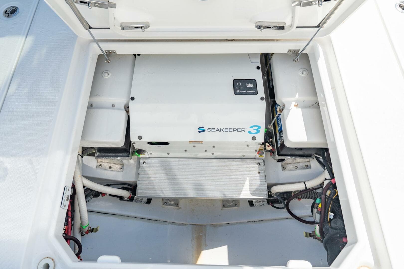2025 Everglades 375 Center Console — photo 9