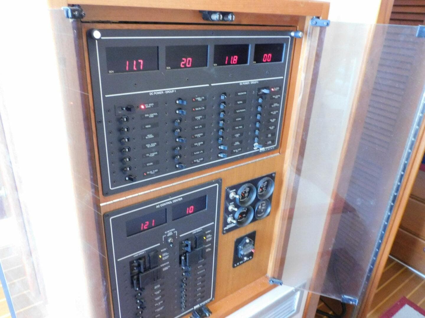 1999 Cabo 35 Flybridge Sportfisher — photo 13