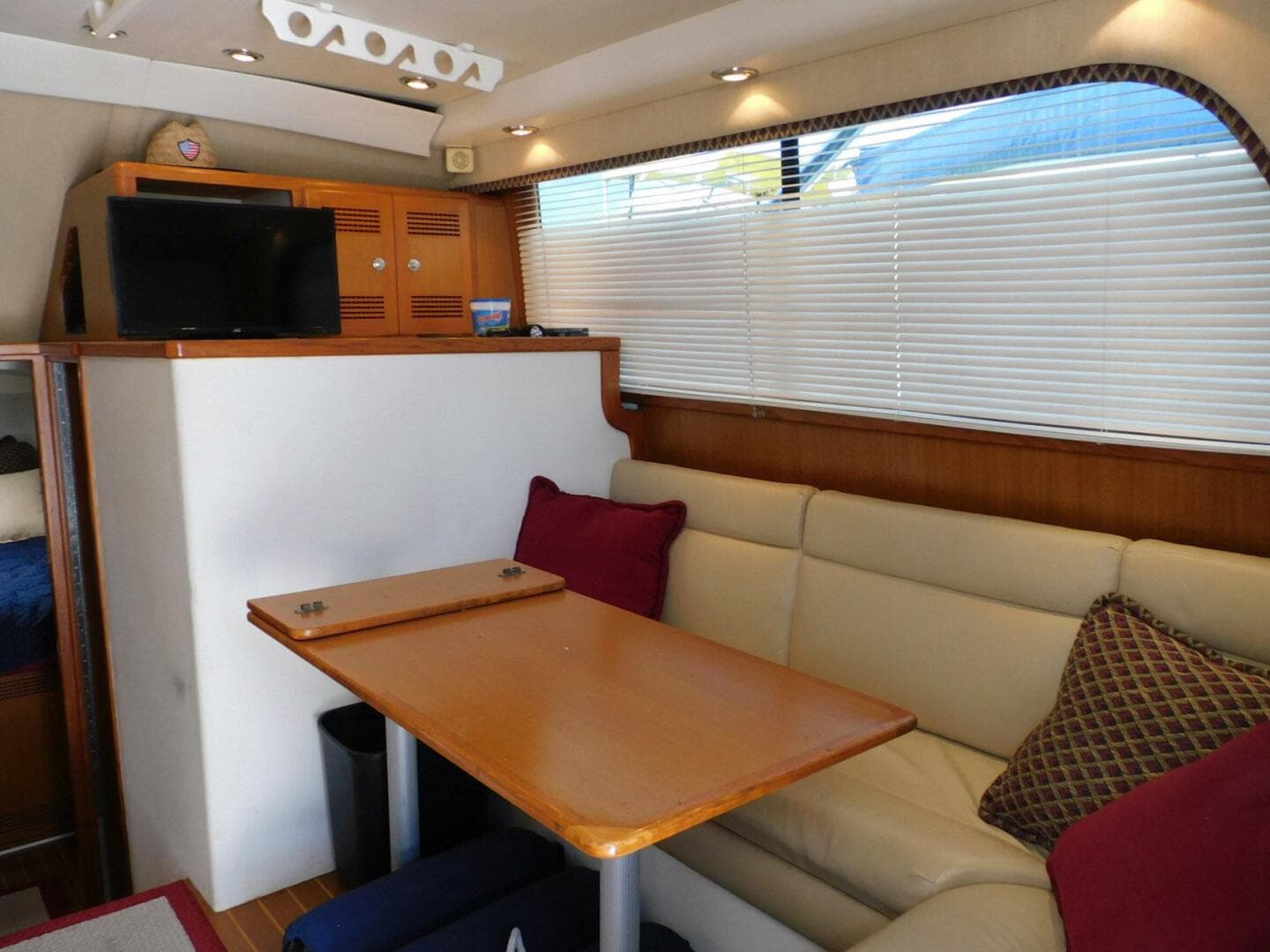 1999 Cabo 35 Flybridge Sportfisher — photo 6