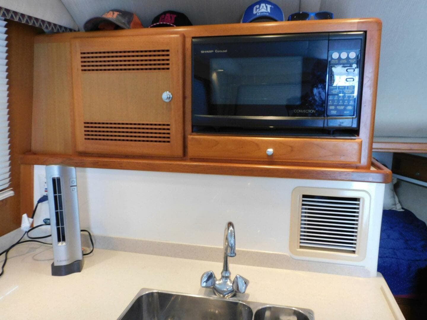 1999 Cabo 35 Flybridge Sportfisher — photo 9