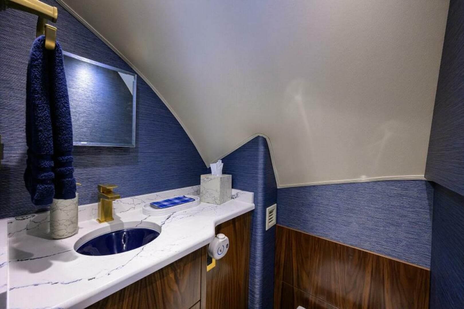 2024 Viking 80 Convertible — photo 9