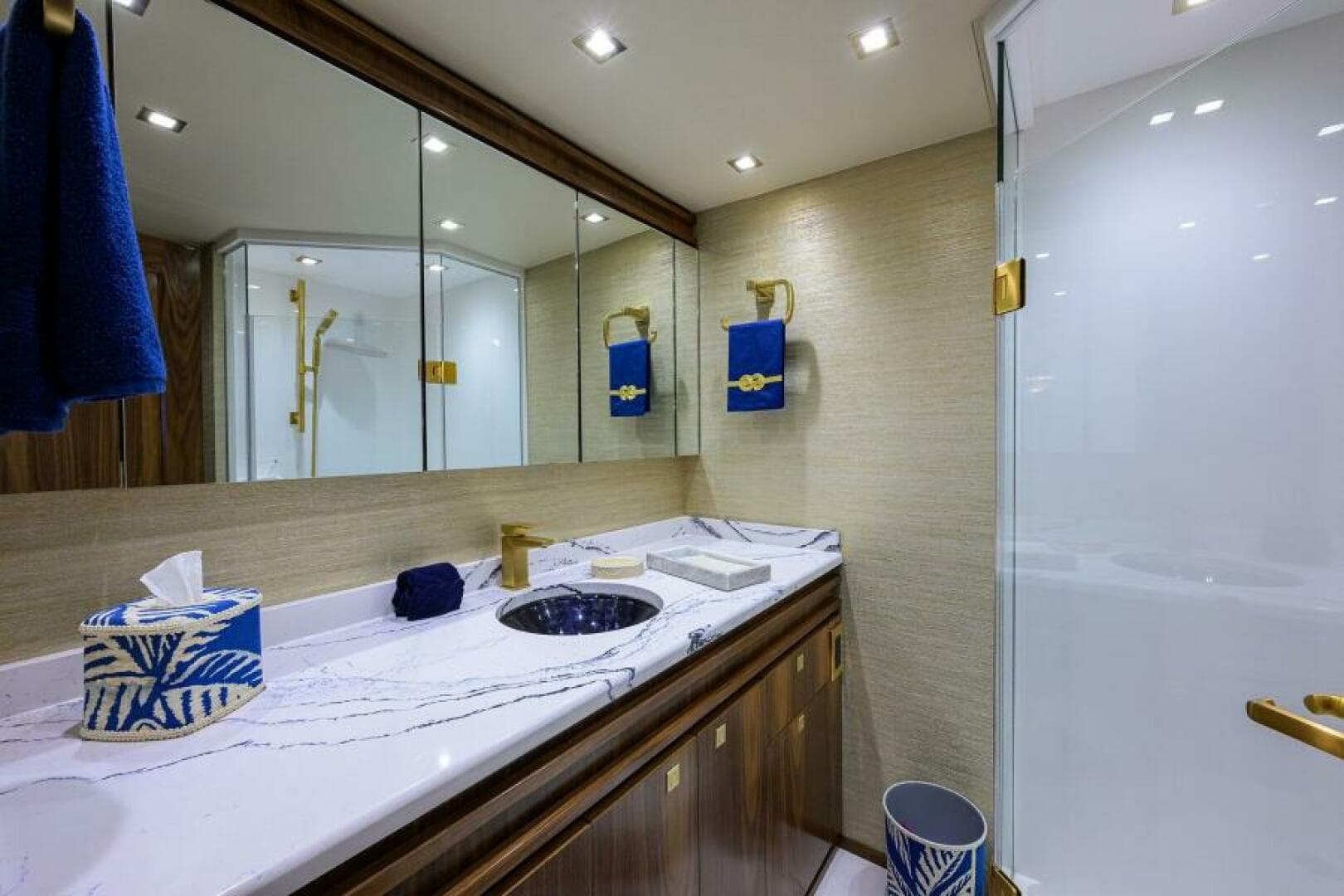 2024 Viking 80 Convertible — photo 14