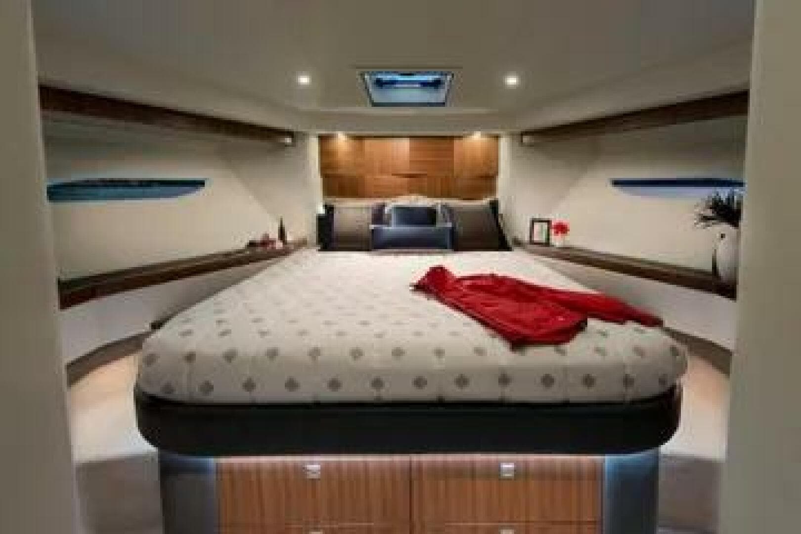 2015 Riviera 6000 Sport Yacht — photo 30