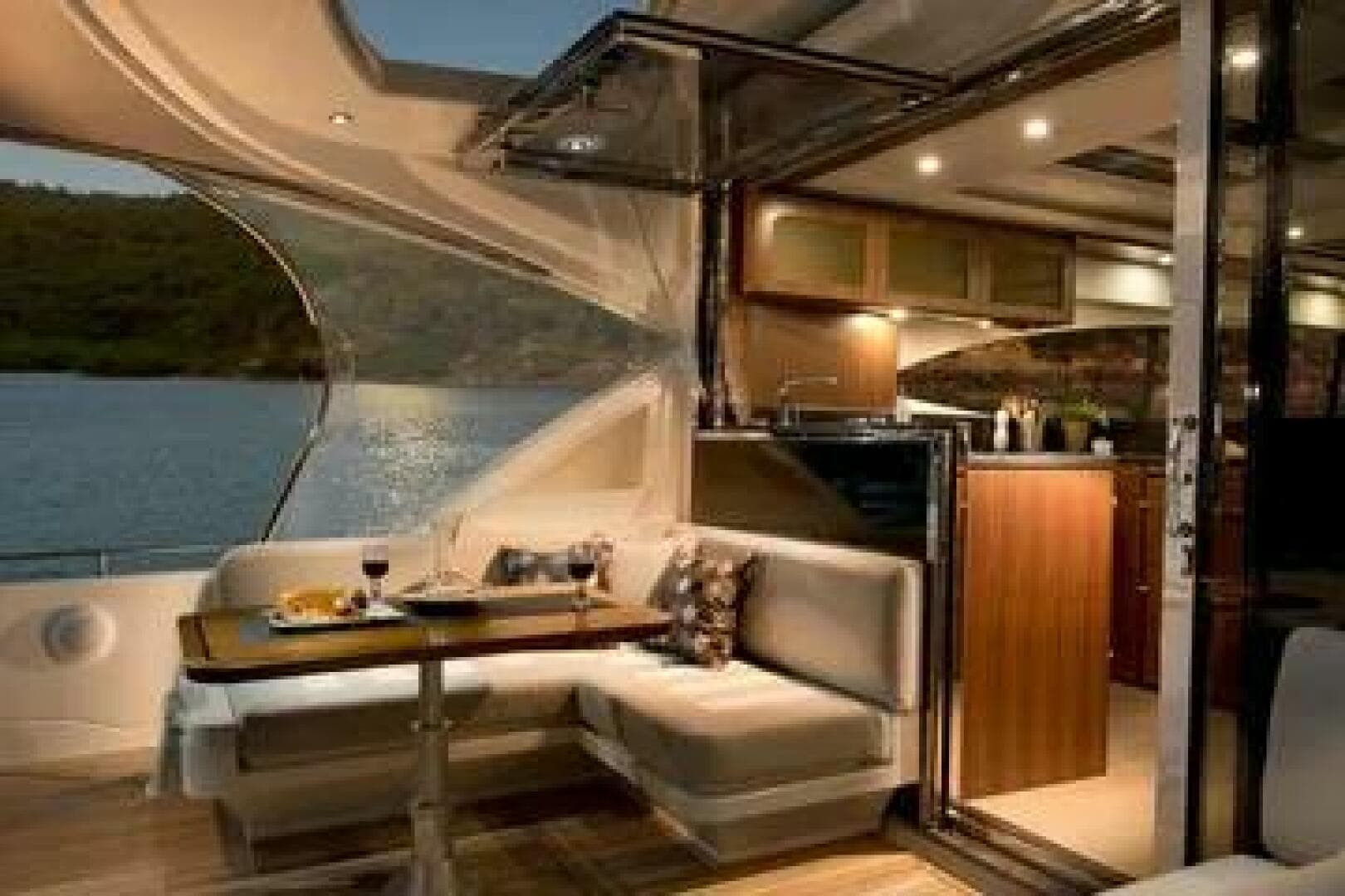 2015 Riviera 6000 Sport Yacht — photo 15