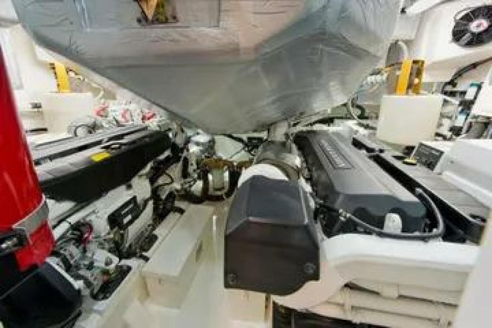 2015 Riviera 6000 Sport Yacht — photo 32