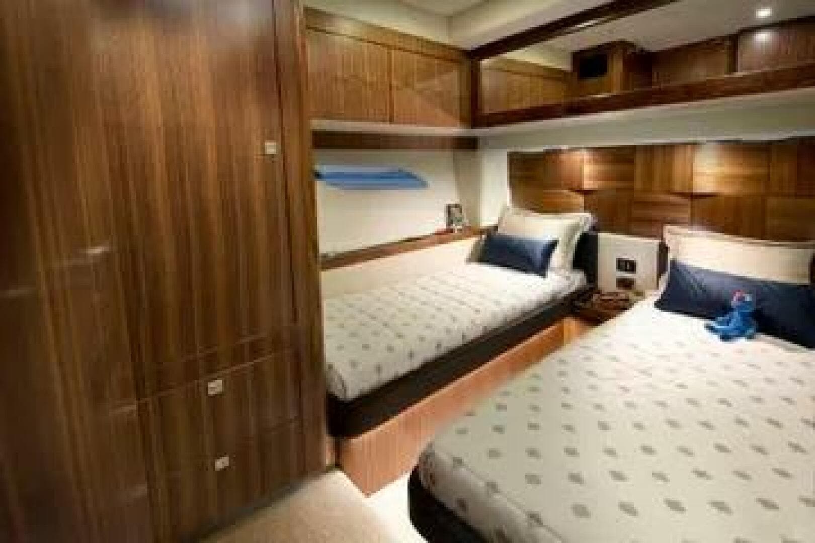 2015 Riviera 6000 Sport Yacht — photo 31