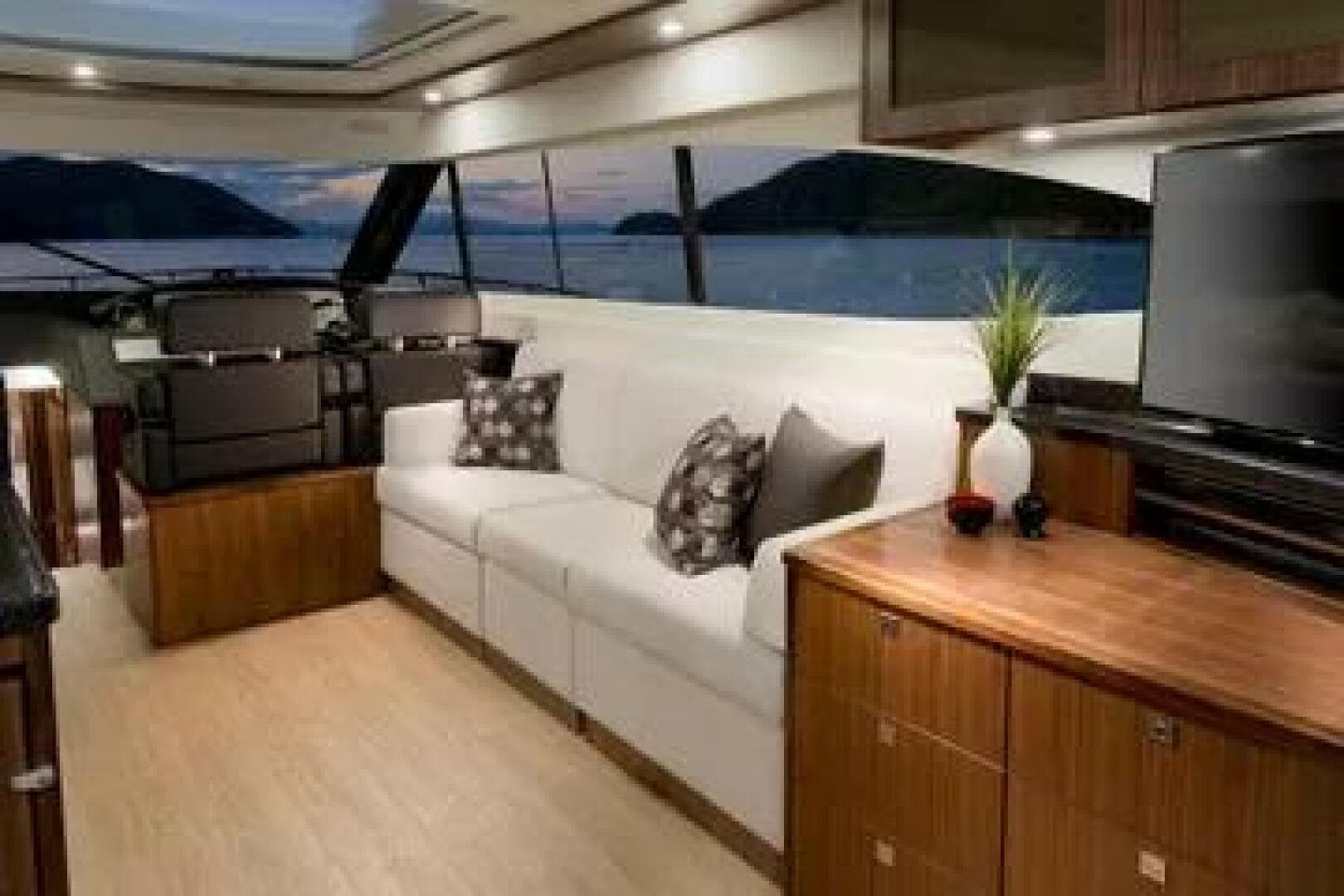 2015 Riviera 6000 Sport Yacht — photo 18