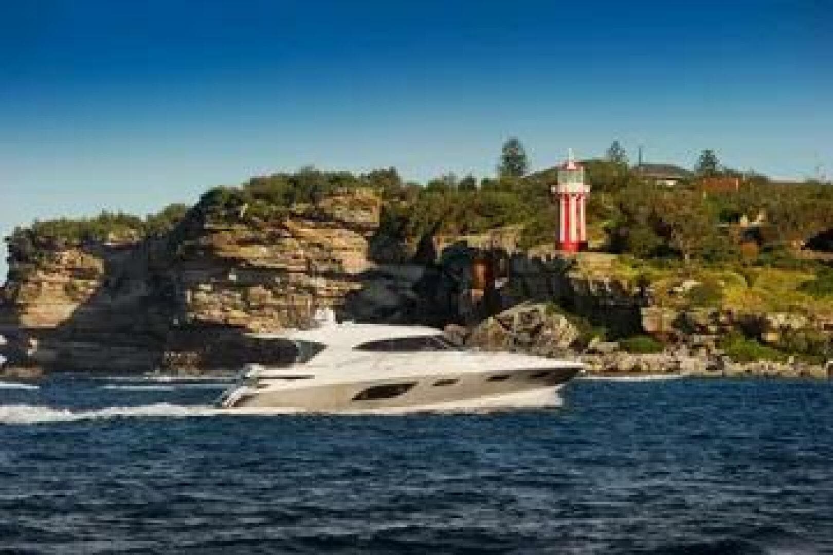 2015 Riviera 6000 Sport Yacht — photo 9