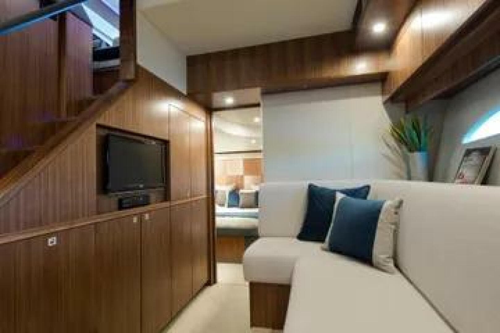 2015 Riviera 6000 Sport Yacht — photo 23