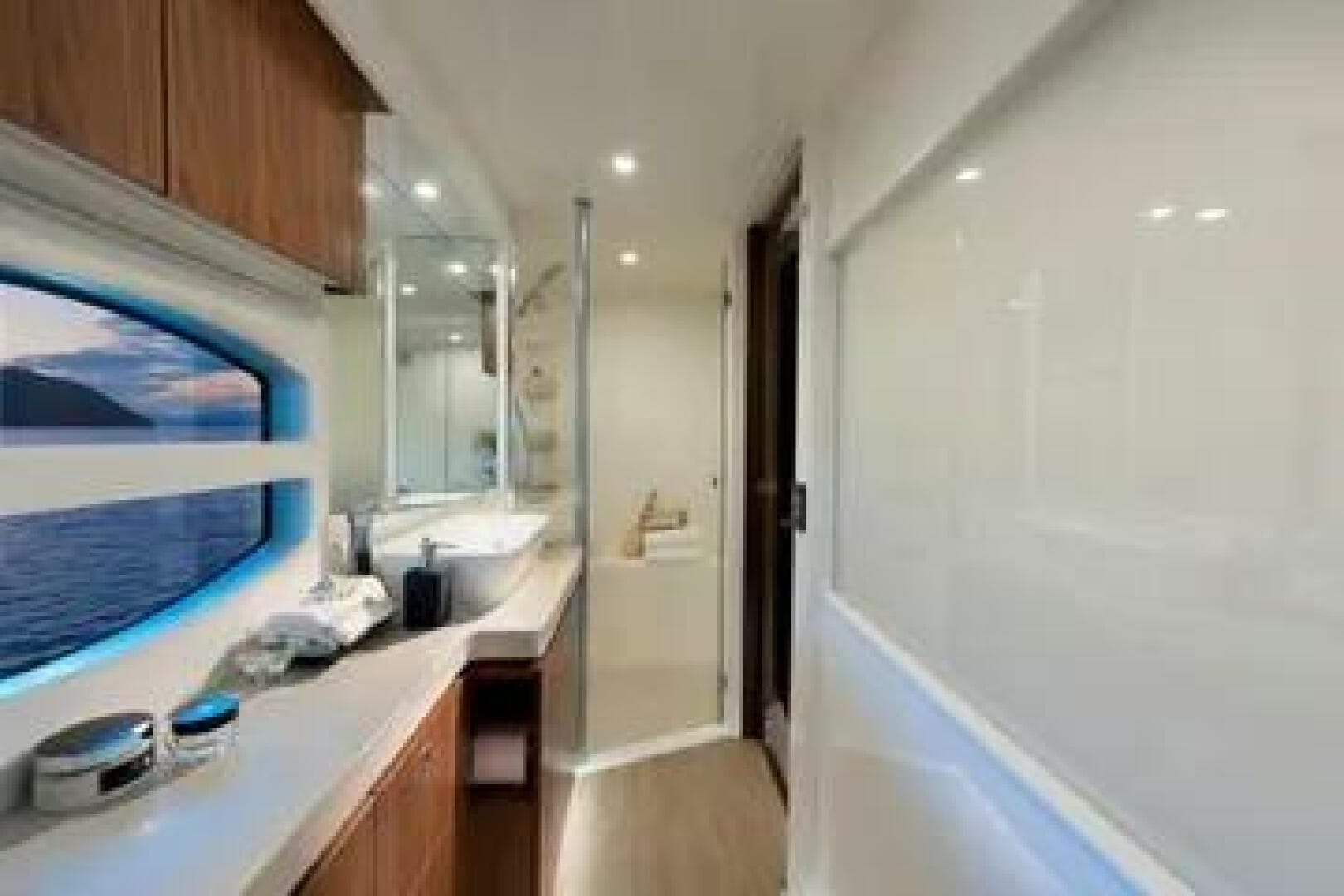 2015 Riviera 6000 Sport Yacht — photo 28