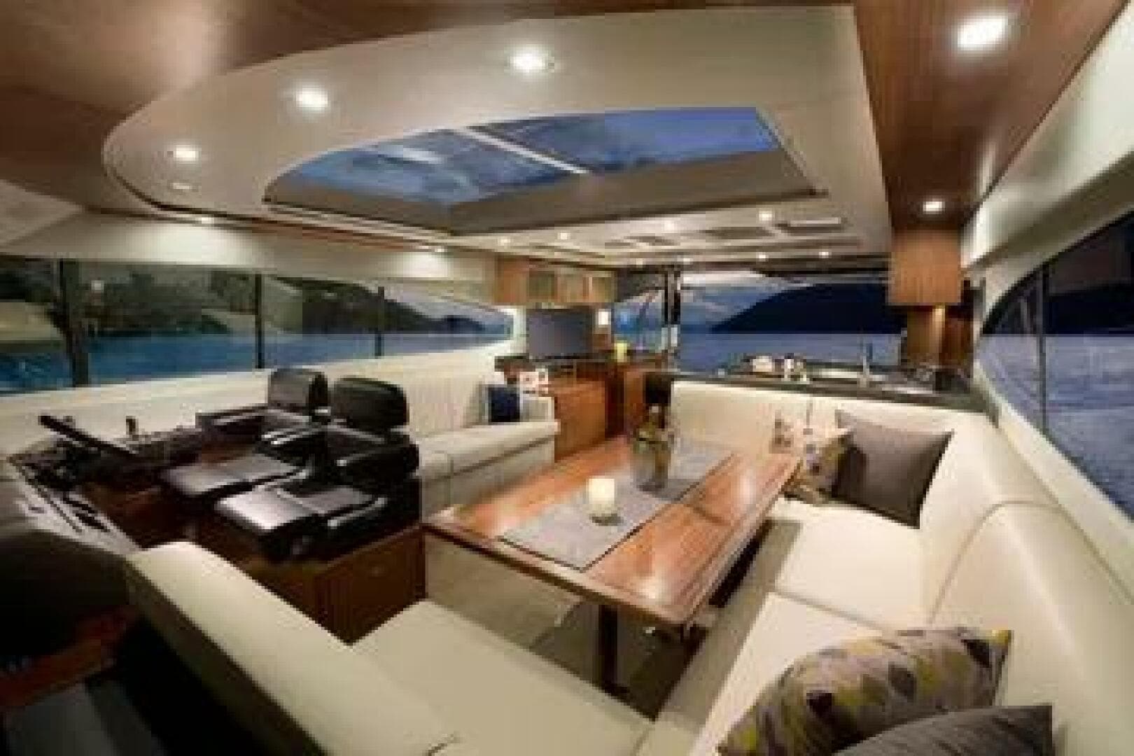 2015 Riviera 6000 Sport Yacht — photo 17