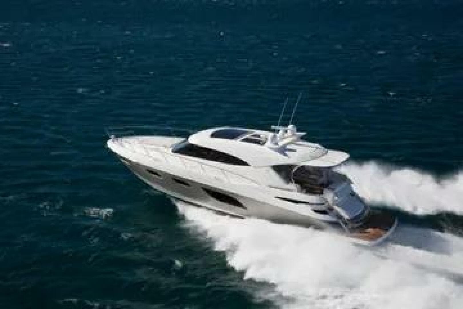 2015 Riviera 6000 Sport Yacht — photo 2