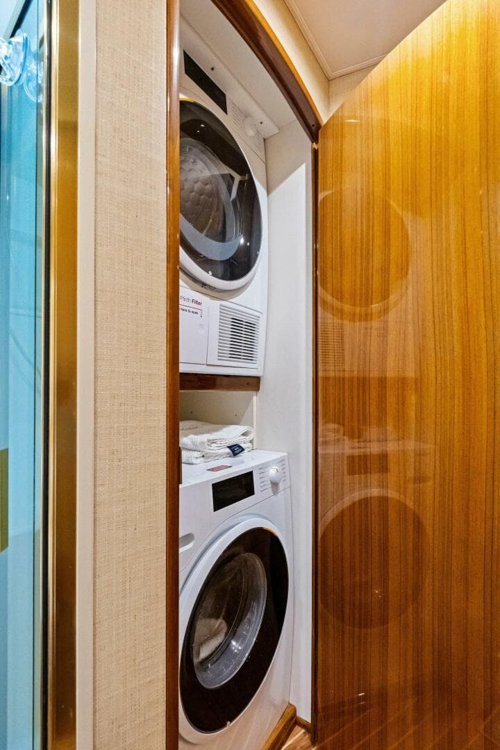 2006 Viking 56 Convertible — photo 31