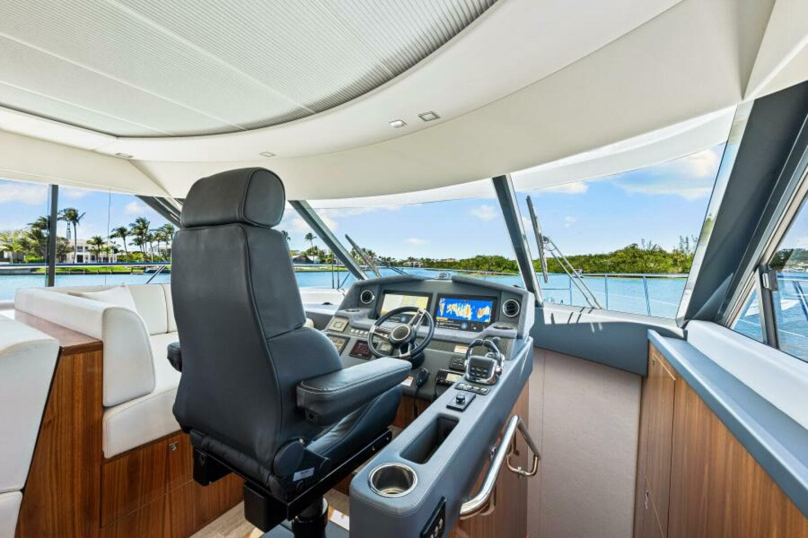 2022 Riviera 5400 Sport Yacht Platinum Edition — photo 67