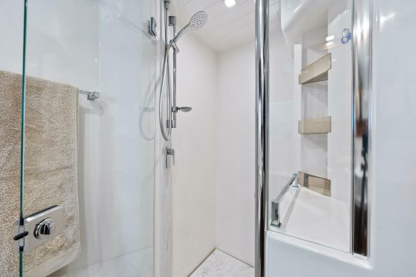 2022 Riviera 5400 Sport Yacht Platinum Edition — photo 82