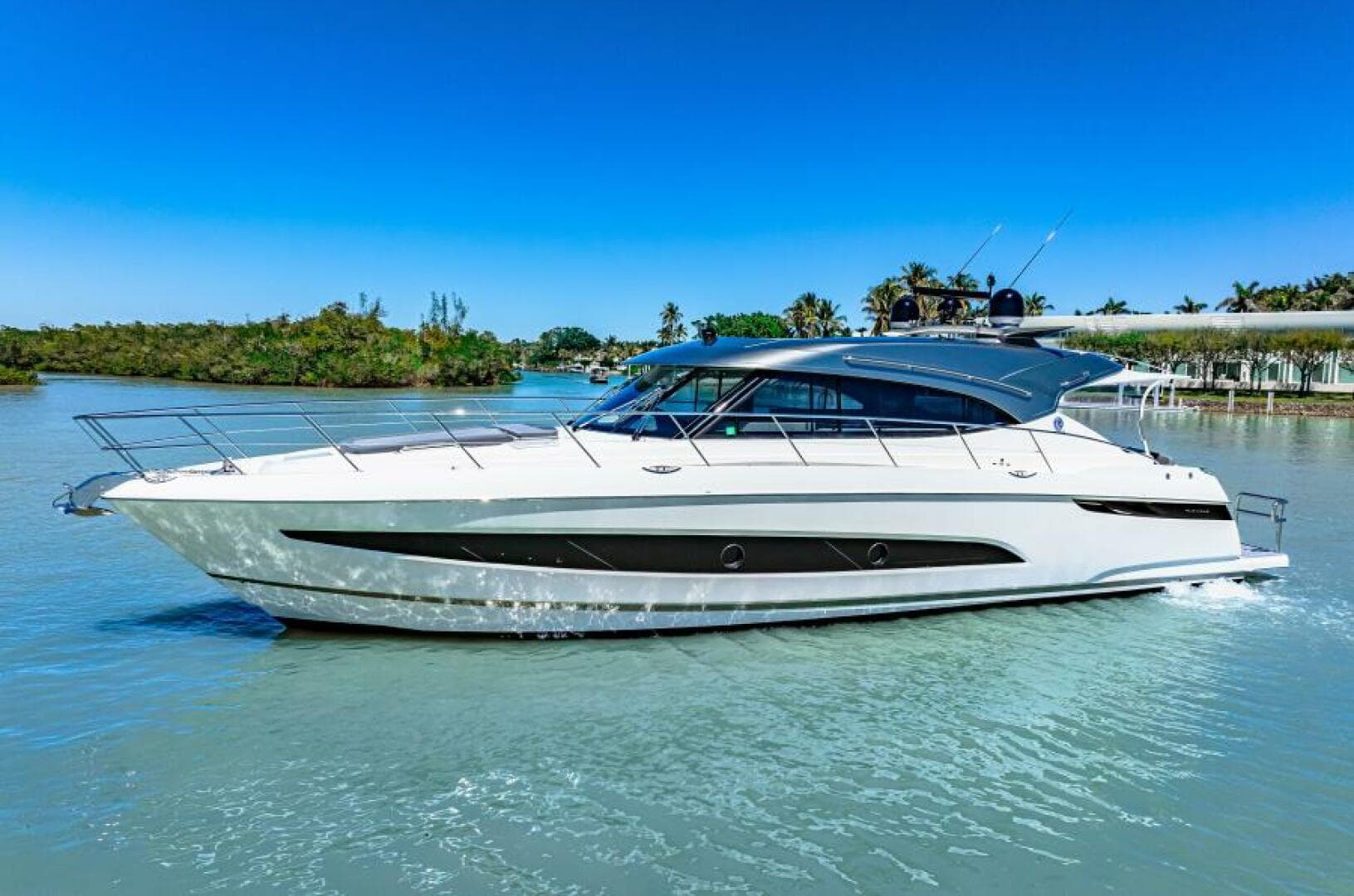 2022 Riviera 5400 Sport Yacht Platinum Edition — photo 7
