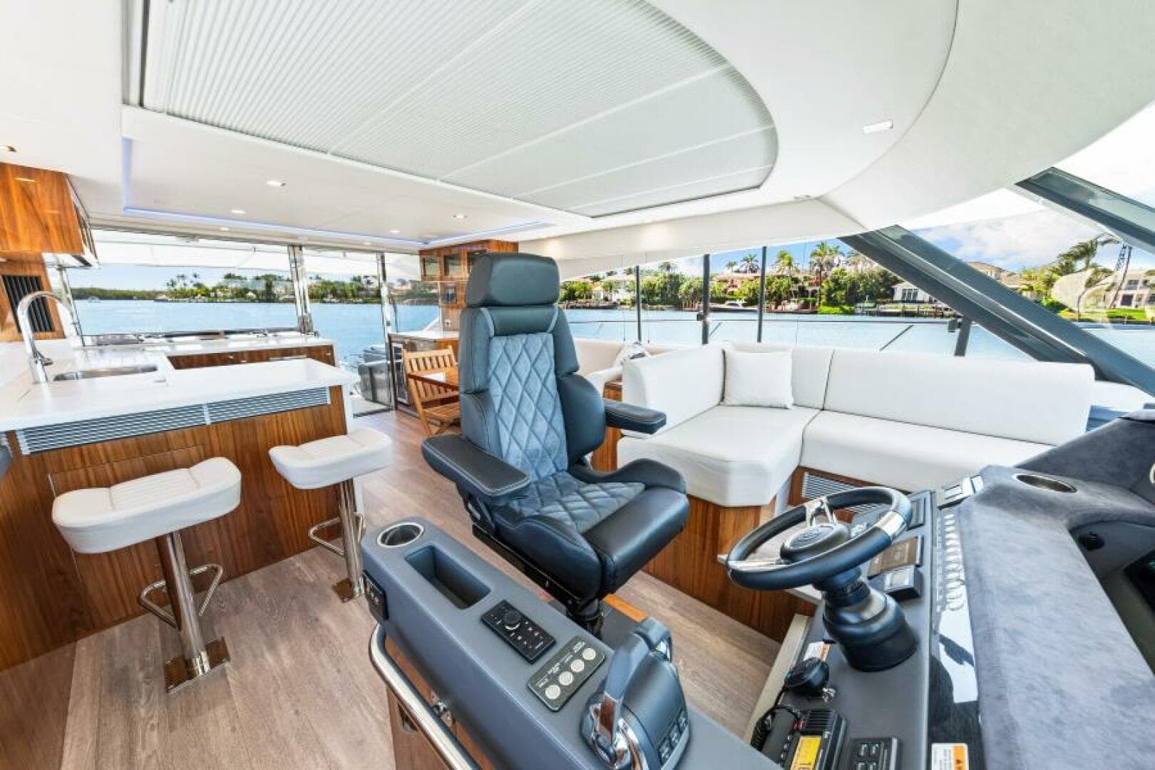 2022 Riviera 5400 Sport Yacht Platinum Edition — photo 72