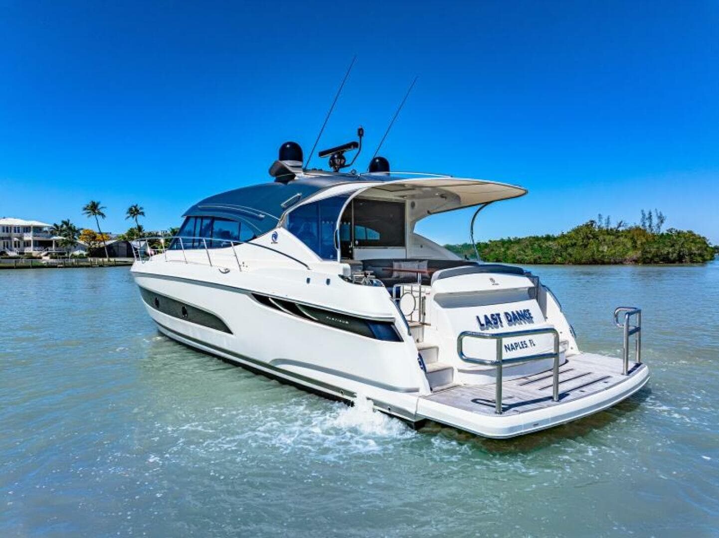 2022 Riviera 5400 Sport Yacht Platinum Edition — photo 15