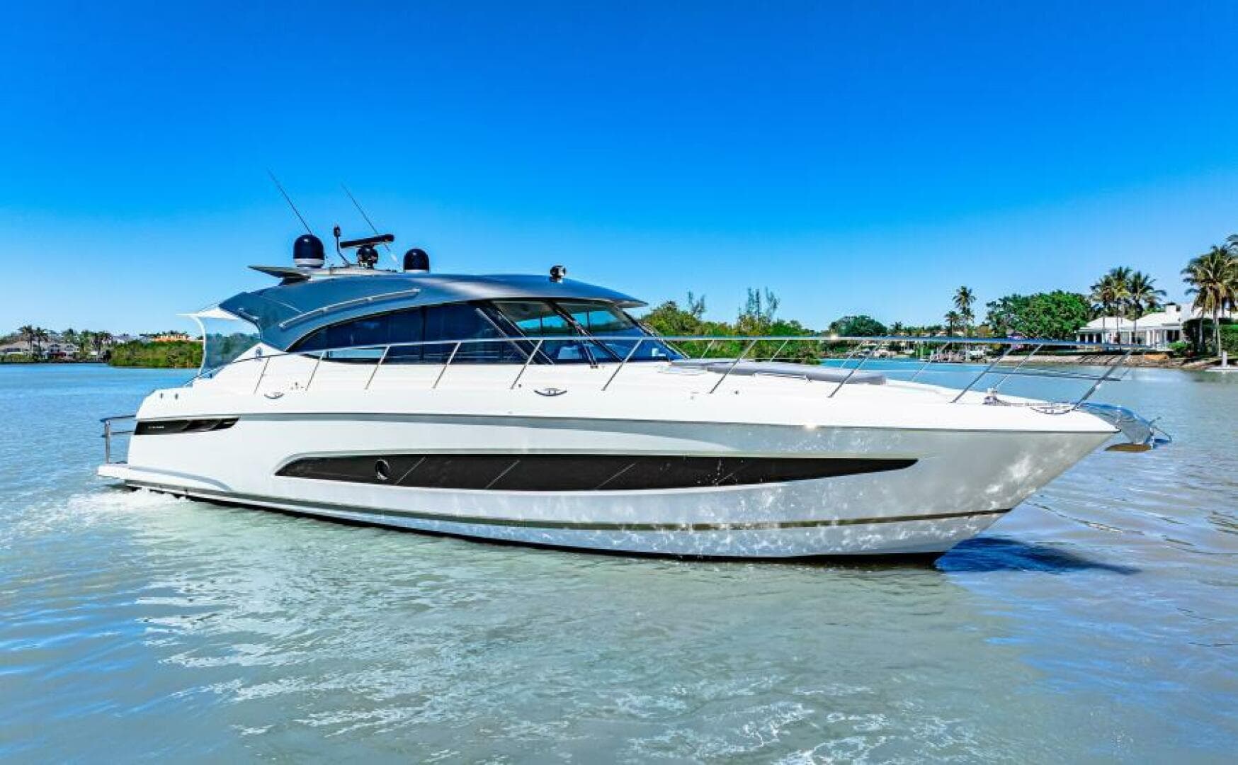 2022 Riviera 5400 Sport Yacht Platinum Edition — photo 2
