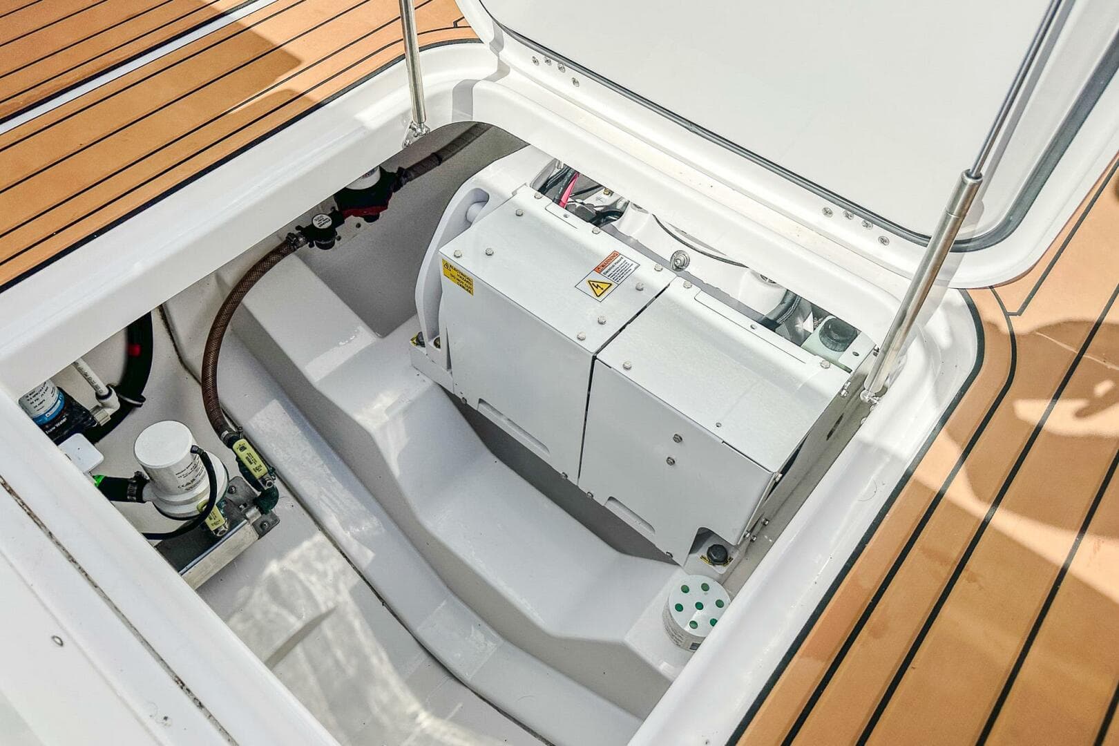 2023 Everglades 335 CC — photo 38