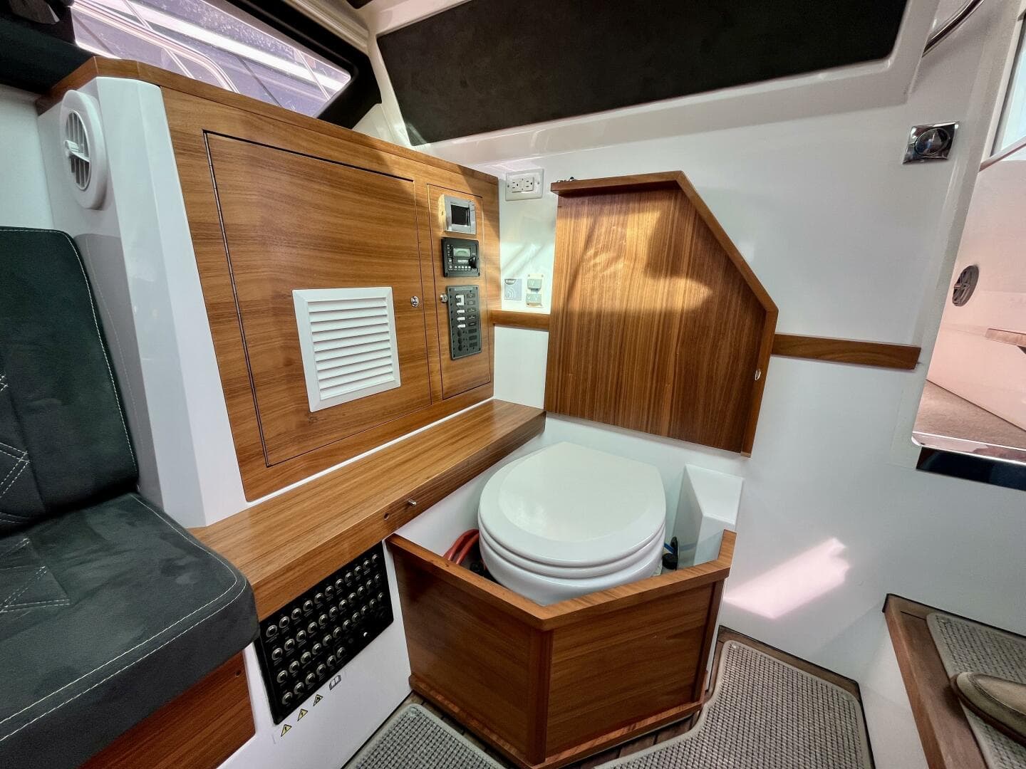 2018 Axopar 37 Sport Cabin R — photo 30