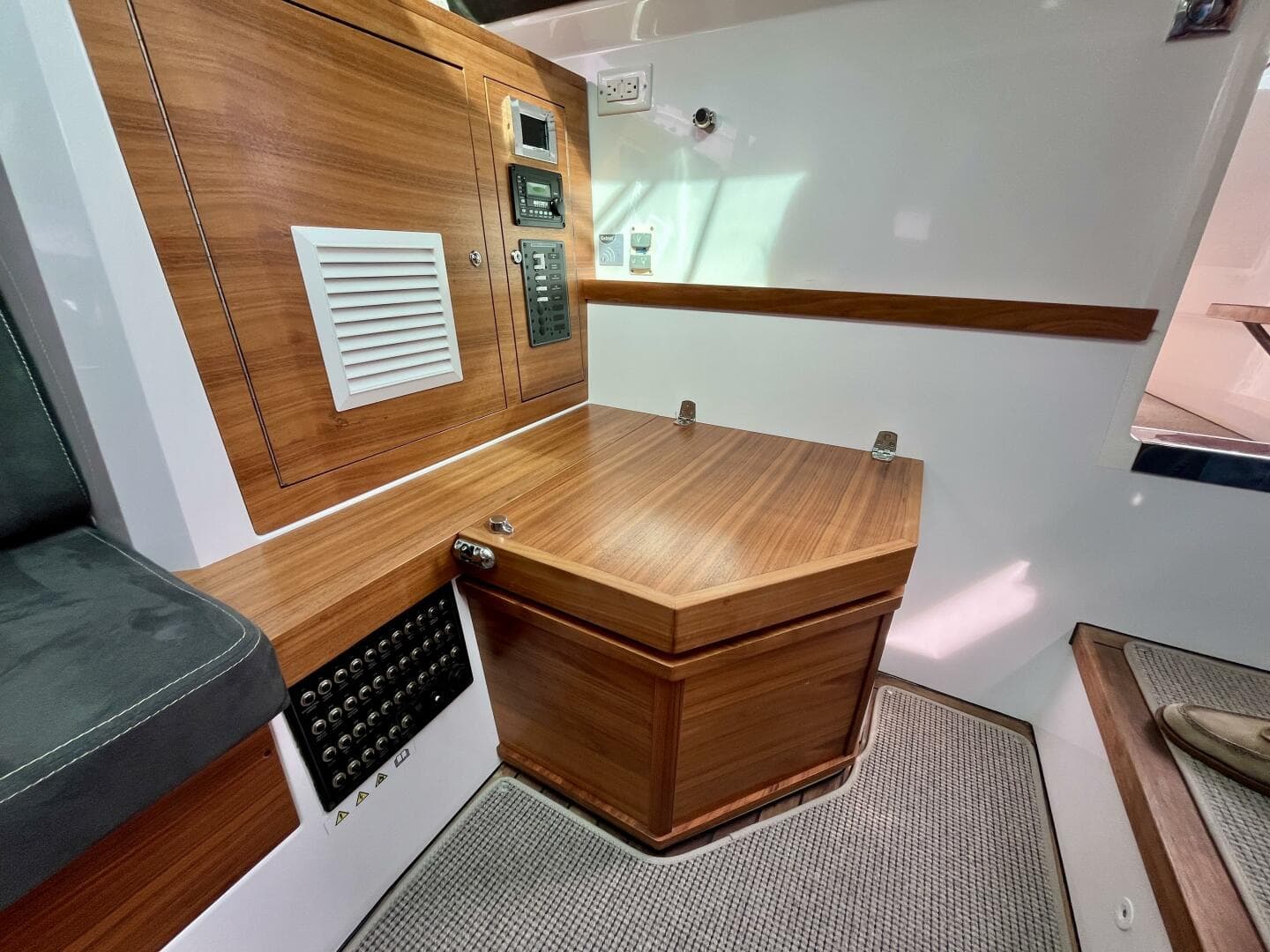 2018 Axopar 37 Sport Cabin R — photo 29