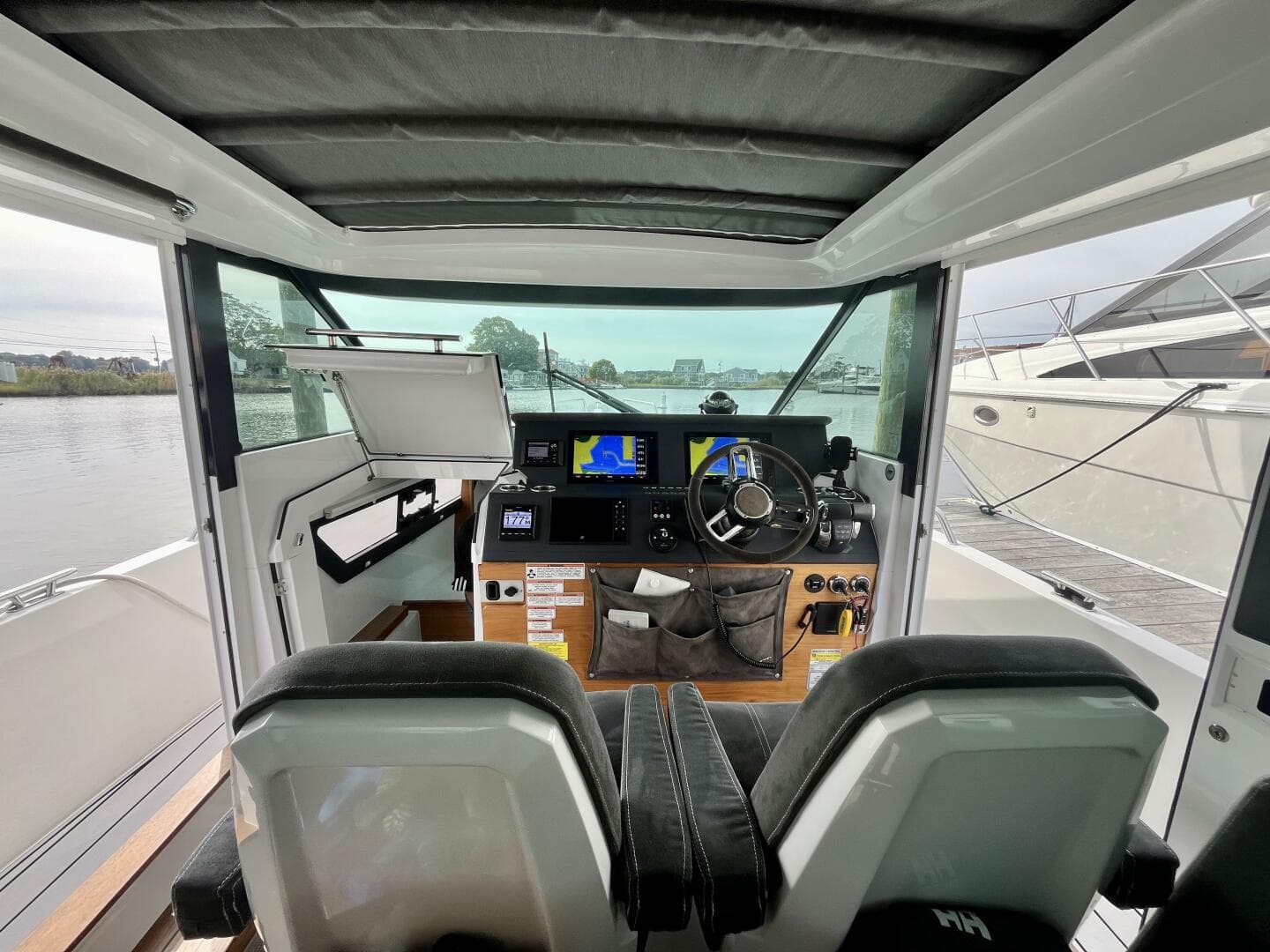 2018 Axopar 37 Sport Cabin R — photo 24