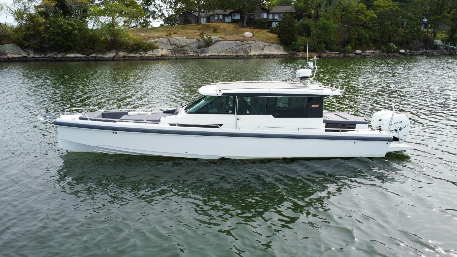 2018 Axopar 37 Sport Cabin R — photo 2